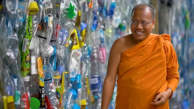 go to Builders of Tomorrow: Buddhistische Roben aus Plastik