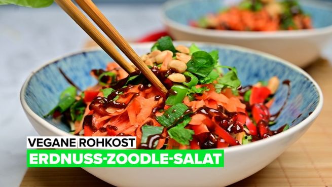 go to Vegane Rohkost: Erdnuss-Zoodle-Salat