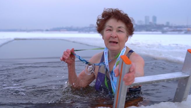 go to Diese 83-jährige Eisschwimmerin ist cooler als das Wasser