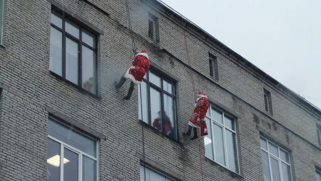 go to Weihnachtsmänner mit besonderer Mission