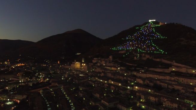 go to Das ist der wohl größte Weihnachtsbaum der Welt