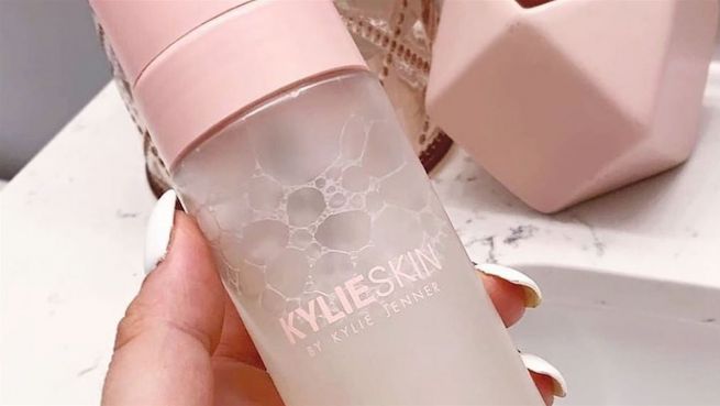 go to Kylie Skin Factory spendet Handdesinfektionsmittel